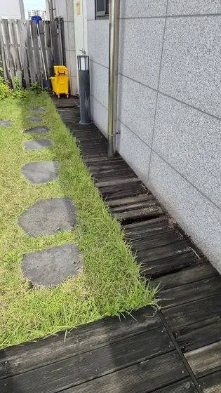 옥상 데크 보수 — 벽 옆 좁은 통로 데크