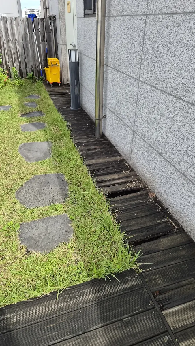 옥상 데크 보수 — 벽 옆 좁은 통로 데크