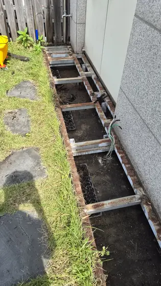 옥상 데크 보수 — 판을 걷어 낸 받침 틀
