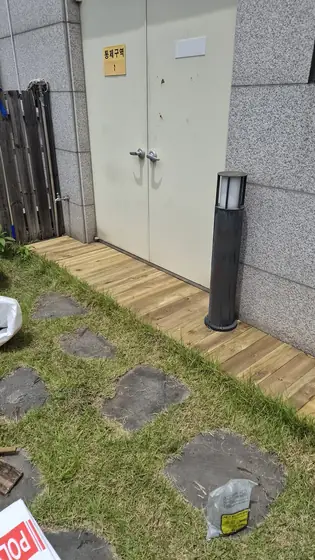 옥상 데크 보수 — 새 판으로 이어진 통로