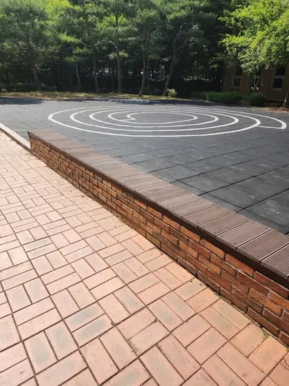 벤치 상판 교체 — 새 상판으로 바뀐 벽돌 벤치
